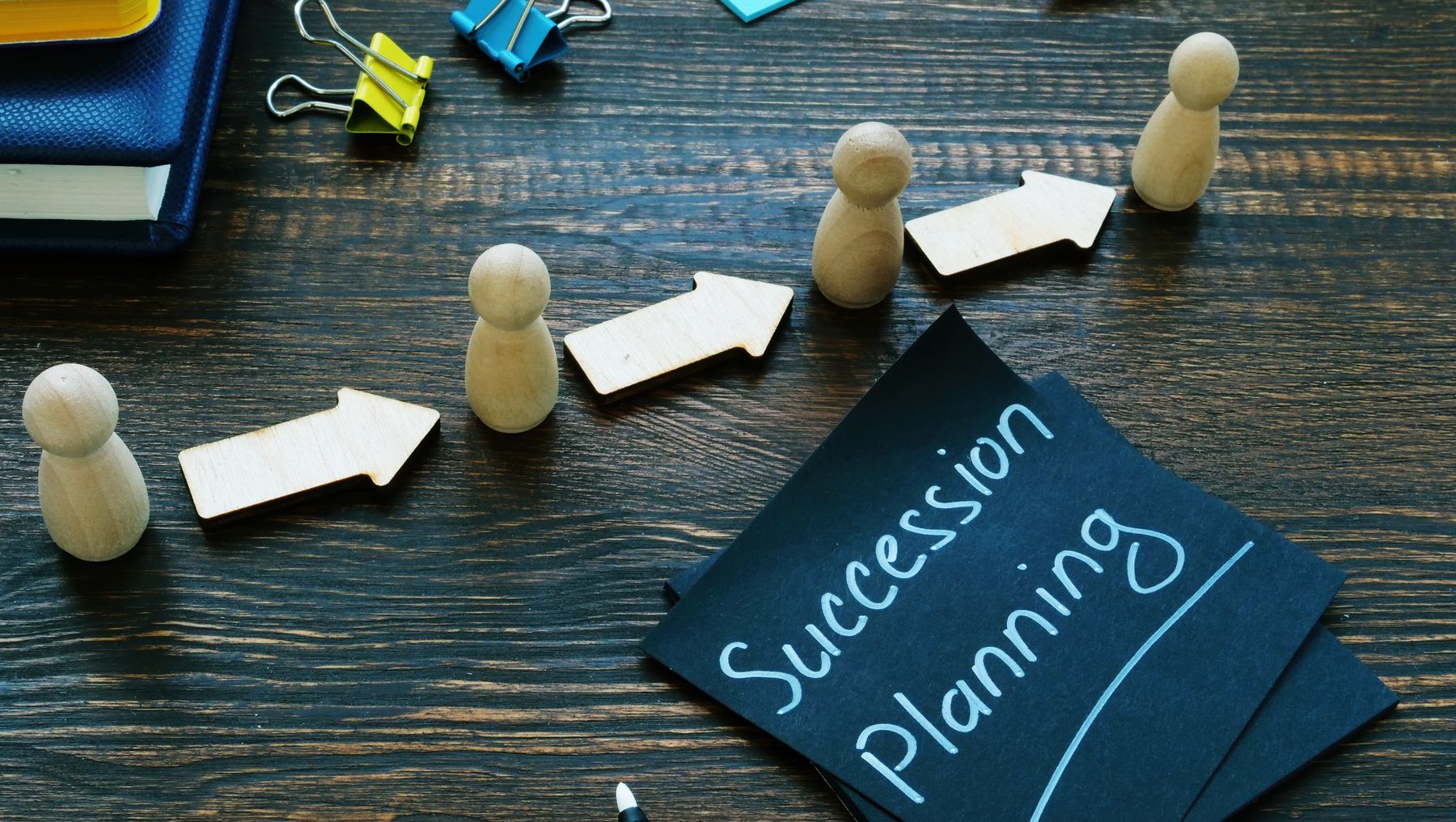 Succession planning Post-it note and figurines with arrows